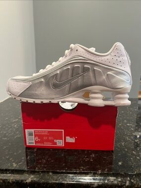 Nike Kids Shox R4 White & Silver Shox Sneakers 6Y / 7.5 W